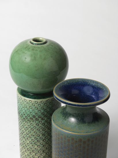 STIG LINDBERG (1916-1982) Vase cylindrique, vers 1950
Émail bleu et céladon
Manufacture...