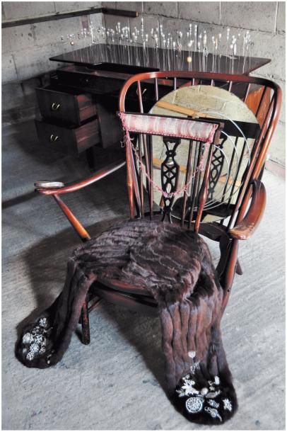 KAREN RYAN Pièce unique Coiffeuse et fauteuil Custom Made in England Fourrure brodée,...
