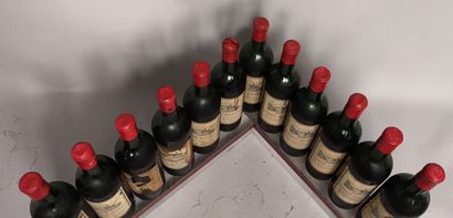 null 12 bouteilles Château BARATEAU - Haut Médoc 1970
Etiquettes tachées et abimées,...