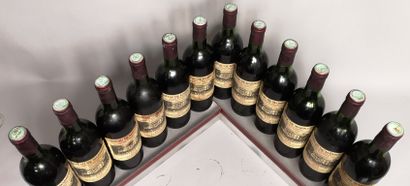 null 12 bouteilles Château de MARBUZET - Saint Estèphe 1975
Etiquettes tachées. 1...