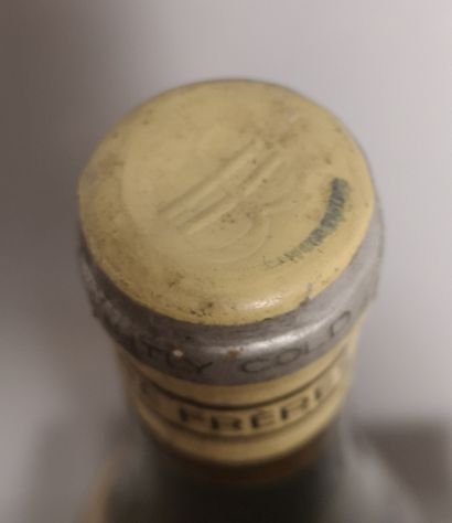 null 1 bouteille BOURGOGNE ALIGOTE - Antoine BARRIER 1964
Etiquette légèrement tachée....