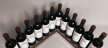 null 12 bouteilles Château MARQUIS d'ALESME BECKER - Margaux 1986 En caisse bois.
Etiquettes...