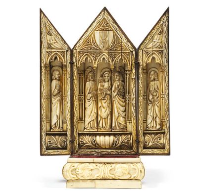  TRIPTYQUE in carved and engraved wood and bone representing, under gothic arcatures,...