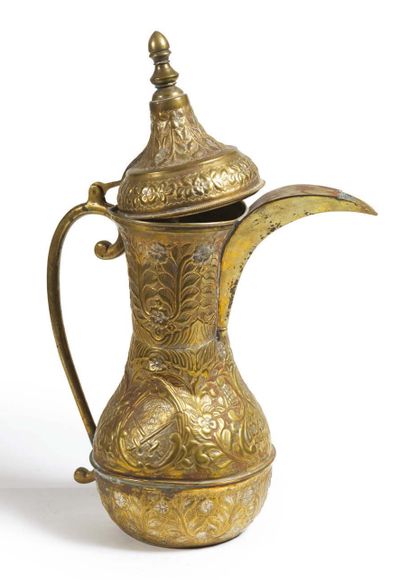 null MONUMENTAL COFFEE POT. Copper with repoussé decoration. With floral decoration...
