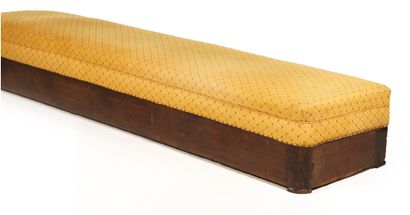 null Mahogany veneered bench, yellow silk trim. 19th century.
H_45 cm W_266 cm D_61...