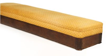 null BANQUETTE en placage d'acajou, garniture de soie jaune. XIXe siècle.
H_45 cm...