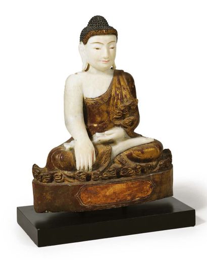 null STATUTE OF BUDDHA Maravijaya in brown and gold lacquered alabaster, seated in...