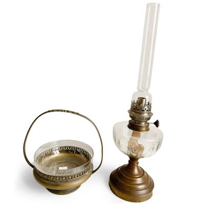 null Lot including a brass and glass cup on pedestal and a kerosene lamp Cup : H_25...