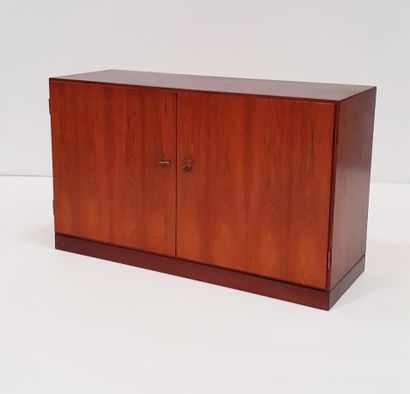 BORGE MOGENSEN (1914-1972) Chest of drawers model N° 232 Rosewood and brass Edition...