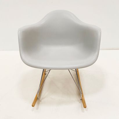 null D'après Charles & Ray Eames Rocking chair plastique, métal chromé et bois H_70...