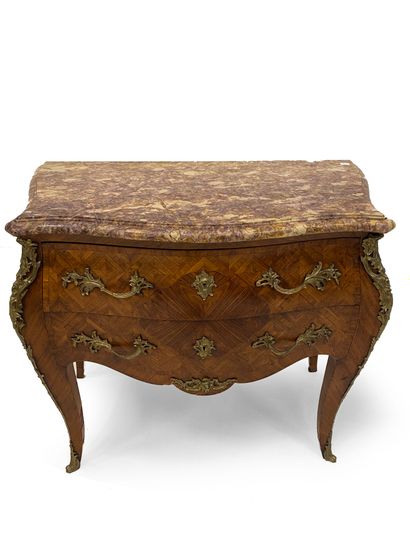 null Commode En bois de placage en frisage géométrique, le dessus de marbre brèche...