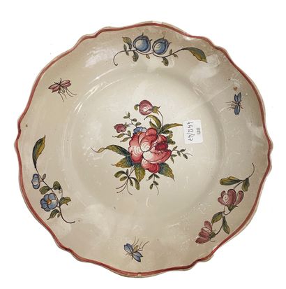 null Lot de céramiques comprenant 13 assiettes et 2 plats en faience de l'Est et...