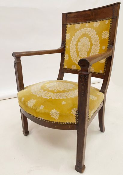 null Fauteuil en bois naturel sculpté. Epoque Directoire Garniture de velours jaune...