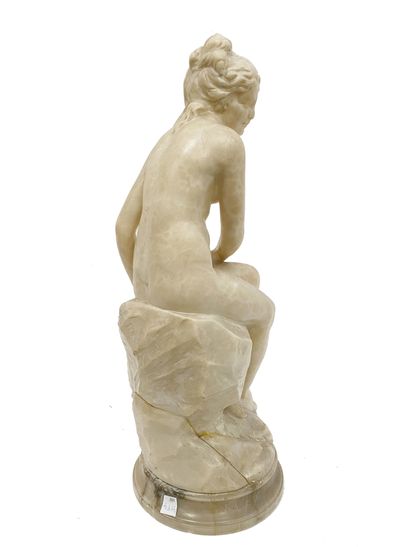 GUGLIOELMO PUGI (1850-1915) Sculpture en albâtre représentant une nymphe à l'antique...