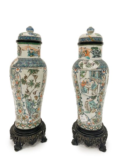 null Chine Paire de vases couverts en porcelaine polychrome au décor de personnages...