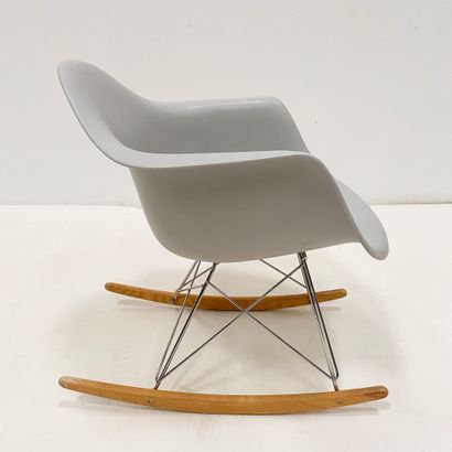 null After Charles & Ray Eames Rocking chair plastic, chromed metal and wood H_70...