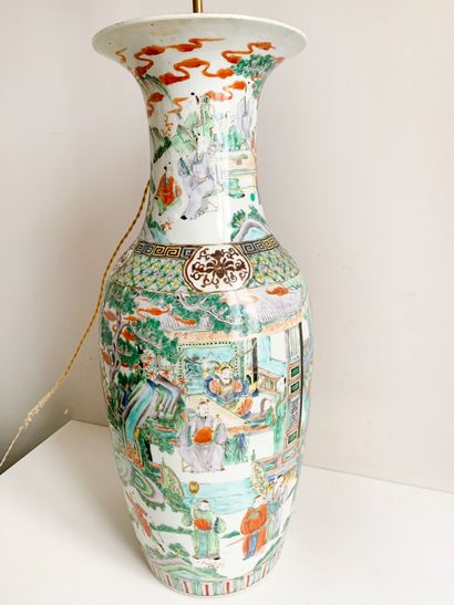 null CHINE Vase de forme balustre monté en lampe en porcelaine de la famille verte...