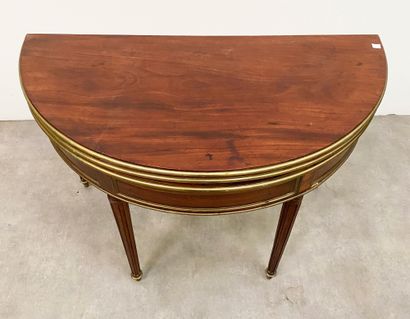 null Mahogany and brass half-moon table 19th century D_108 cm (open) H_75 cm W_107...