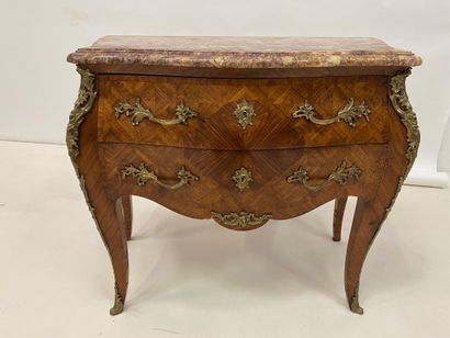 null Commode En bois de placage en frisage géométrique, le dessus de marbre brèche...