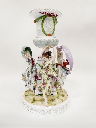 null Capodimonte Vase Médicis En porcelaine polychrome, au décor de nymphes dansantes...