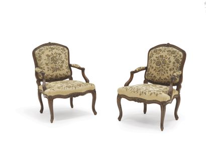 null PAIR OF QUEEN'S ARMCHAIRS in moulded and carved wood. Cambered legs with flowers....