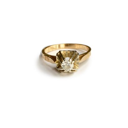 An 18K (750) yellow solitaire ring set with...