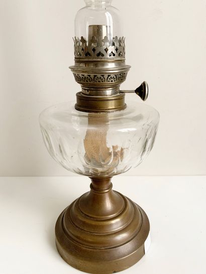 null Lot including a brass and glass cup on pedestal and a kerosene lamp Cup : H_25...