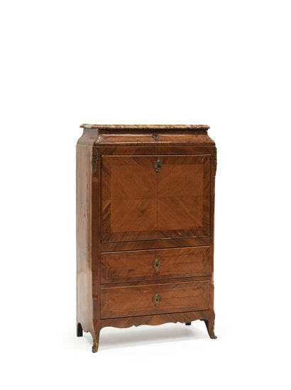 null Veneer chest of drawers. The front legs are arched in the continuation of the...