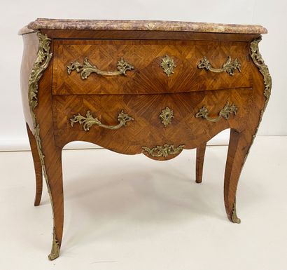 null Commode En bois de placage en frisage géométrique, le dessus de marbre brèche...