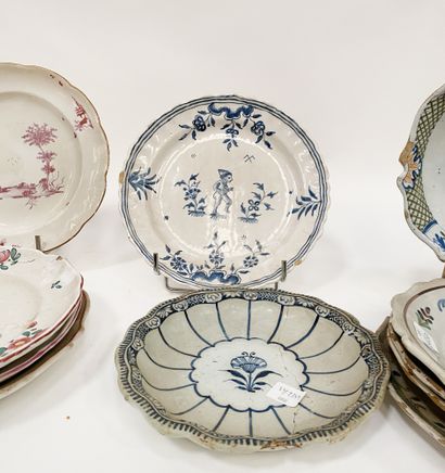 null Lot de céramiques comprenant 13 assiettes et 2 plats en faience de l'Est et...