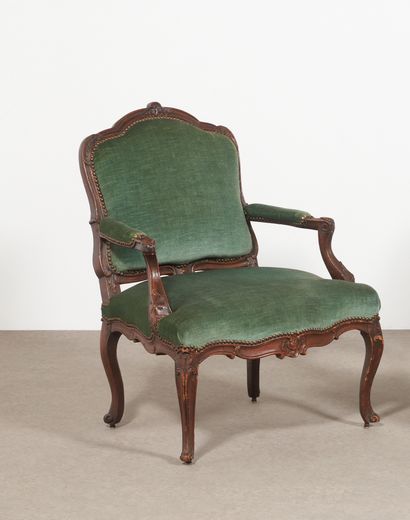 null Large fauteuil en bois naturel mouluré et sculpté de cartouches et feuilles...