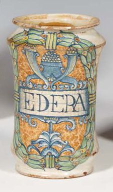 null Albarello in maiolica decorato da un cartiglio con l'iscrizione
EDERA, all'interno...