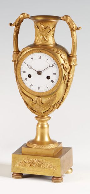 null Orologio da camino in bronzo dorato, in forma di vaso biansato con decoro di...