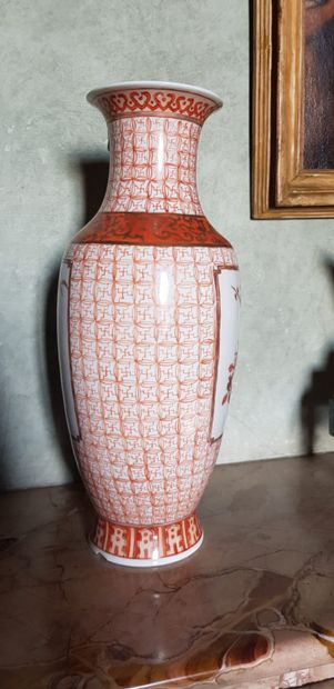 null Coppia di vasi in porcellana, decoro di gusto cinese, fine del XIX secolo (una...