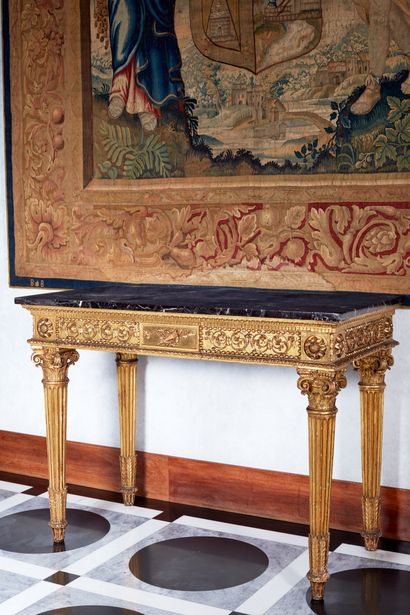  Console in legno scolpito e dorato. Piano in marmo rosso di Levanto, Toscana, epoca...