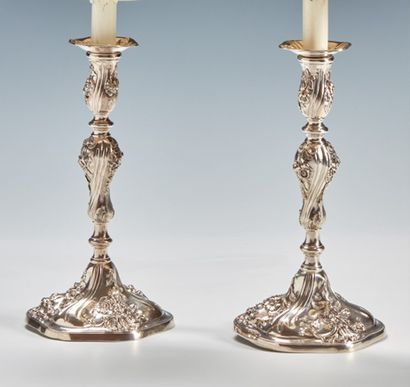 Coppia di candelieri in argento, decorati...