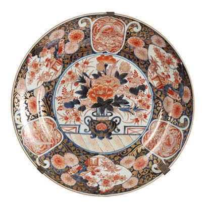 null Grande piatto in porcellana, tipologia «Imari», Giappone, seconda metà del XVIII...