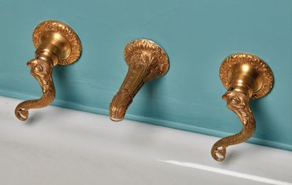 null Arredo da muro e rubinetteria da bagno in bronzo dorato a decoro di delfini,...