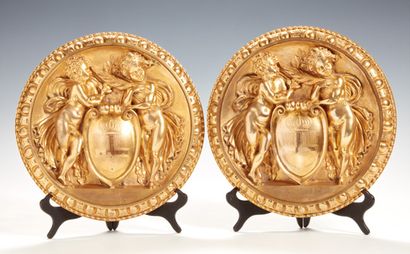 Due bassorilievi tondi in bronzo dorato,...