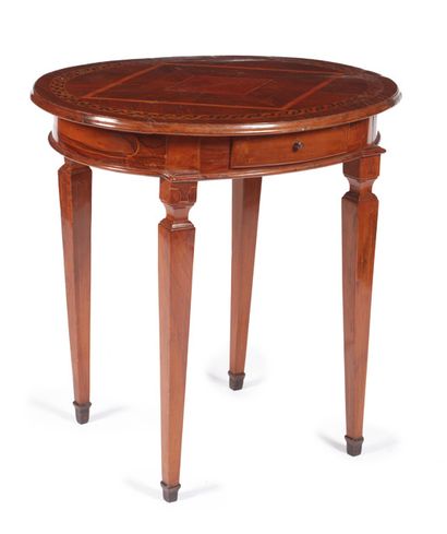  Tavolino ovale in legno di noce lastronato e instarstiato, a quattro gambe tronco-coniche....