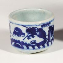 null Piccolo porta vaso in ceramica celeste e blu a motivi di dragoni, poggiante...
