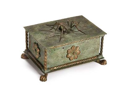 null Una scatola in metallo patinato con coperchio decorato da un ragno (difetti)
Boîte...