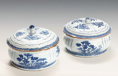 Due legumiere con coperchio in porcellana color bianco e azzurra, Cina, XVIII secolo...