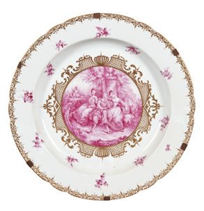  Coppia di grandi piatti. in porcellana con bordo dorato e decoro in color rosa di...