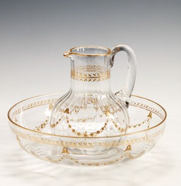  Bacile lavamani e caraffa in vetro con decorazioni in oro, fine del XIX secolo La...