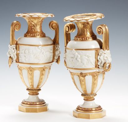 Coppia di vasi in porcellana bianca e dorata,...