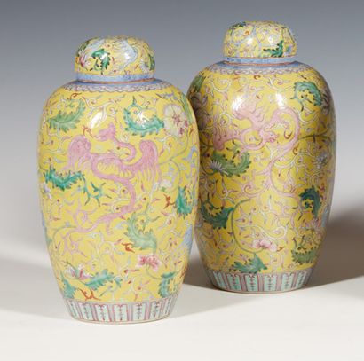 null Coppia di vasi con coperchio in porcellana, decorati in giallo, Cina, XX secolo...