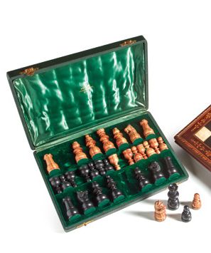  Gioco degli scacchi in legno scolpito, comprendente...