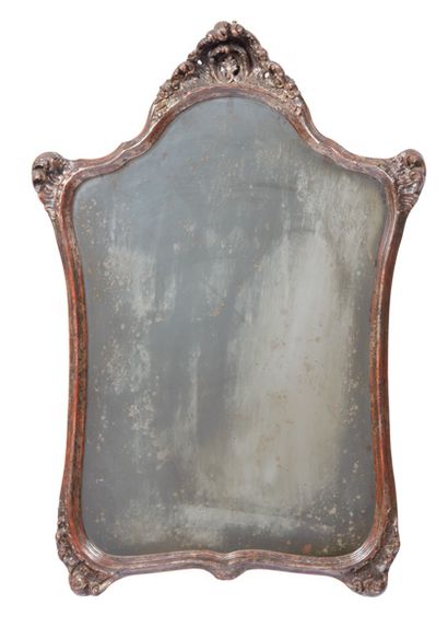 null Coppia di specchiere in legno scolpito e dorato, nello stile del XVIII secolo
Paire...