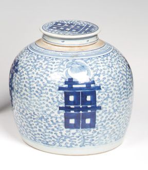 Un vaso a boccia in ceramica con decori geometrici...